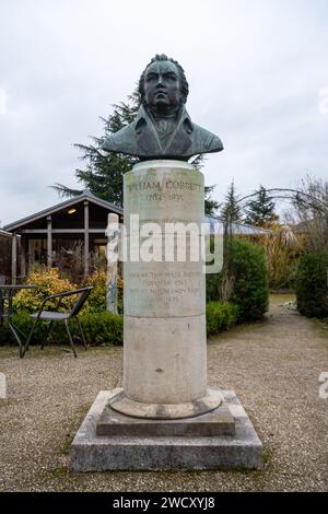 Buste ou statue de William Cobbett 1763 - 1835, champion de la démocratie, dans le jardin du Musée de Farnham, Surrey, Angleterre, Royaume-Uni Banque D'Images