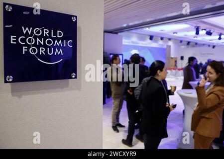 Davos, Suisse. 17 janvier 2024. La signalisation pour le Forum économique mondial (FEM) orne un mur sur le lieu du sommet à Davos le 17 janvier 2024. Photo de Ludovic Marin/Pool/ABACAPRESS.COM crédit : Abaca Press/Alamy Live News Banque D'Images