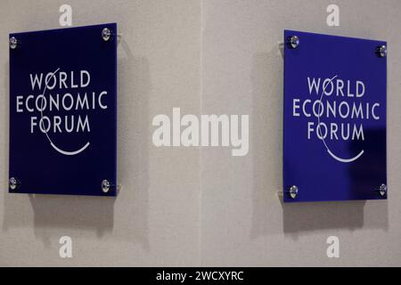 Davos, Suisse. 17 janvier 2024. La signalisation pour le Forum économique mondial (FEM) orne un mur sur le lieu du sommet à Davos le 17 janvier 2024. Photo de Ludovic Marin/Pool/ABACAPRESS.COM crédit : Abaca Press/Alamy Live News Banque D'Images