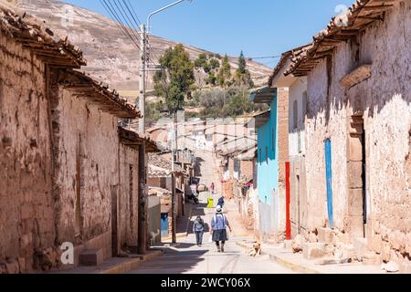 Une rue / route dans le village de Maras au Pérou Banque D'Images