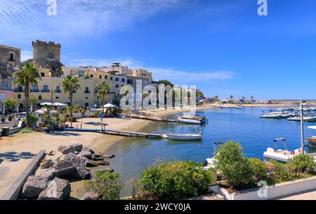 Paysage urbain de Forio sur l'île d'Ischia, Italie. Sur la gauche la Tour, symbole de la ville. Banque D'Images