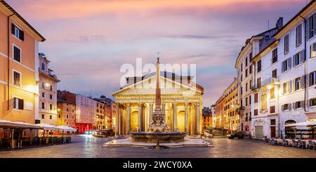 Rome, Italie avec le Panthéon et la Piazza Della Rotonda la nuit. Banque D'Images