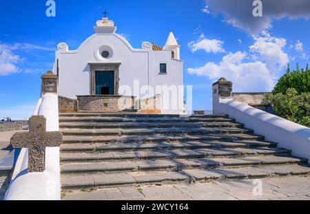 Vue de l'église de Soccorso perchée sur son promontoire à Forio d'Ischia dans l'île d'Ischia, Italie. Banque D'Images