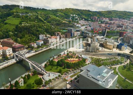 Vue aérienne du pont Pedro Arrupe et de la région d'Abandoibarra, Bilbao, Biscaye, Espagne, Europe. Banque D'Images