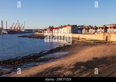 La plage, les murs de mer et les maisons géorgiennes avec les grues en arrière-plan à la Pointe, Old Hartlepool, Angleterre, Royaume-Uni Banque D'Images