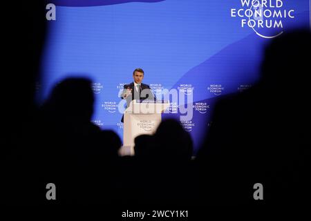 Davos, Suisse. 17 janvier 2024. Emmanuel Macron, Président de la République française, intervient lors d’un événement du Forum économique mondial (WEF). Crédit : Hannes P. Albert/dpa/Alamy Live News Banque D'Images