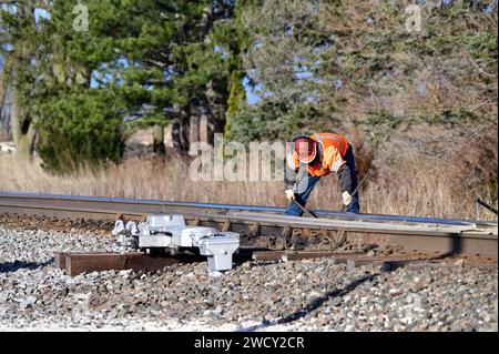 Hinckley, Illinois, États-Unis. Un ouvrier du chemin de fer travaillant sur des points d'aiguillage à une voie d'évitement dans l'Illinois rural sur la Burlington Northern Santa Fe Railway. Banque D'Images