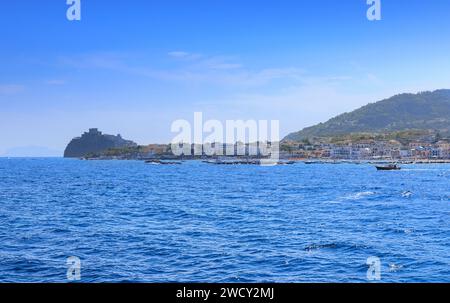 Vue emblématique de l'île d'Ischia en Italie. Paysage urbain d'Ischia Ponte depuis la mer. Banque D'Images