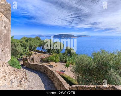 Vue sur la côte de Procida depuis un sentier évocateur sur l'île d'Ischia, en Italie. Banque D'Images