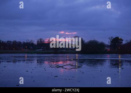 Londres, Royaume-Uni. 17 janvier 2024. . Lac Rushmere sur Wimbledon Common, au sud de Londres gelé au coucher du soleil alors que le temps froid de l'arctique continue. Crédit : amer ghazzal/Alamy Live News Banque D'Images