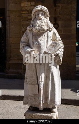 Florence, Italie - 08 avril 2018 : une statue vivante de Léonard de Vinci dans la rue de Florence Banque D'Images