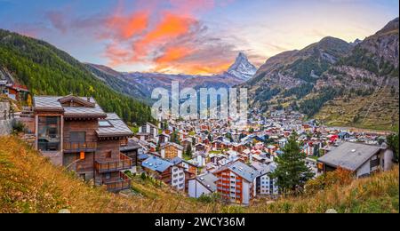 Zermatt, Suisse Village alpin avec le Cervin au crépuscule. Banque D'Images