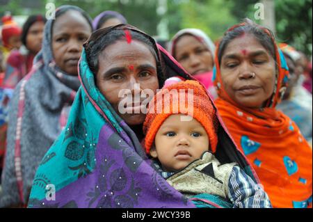 17 janvier 2024 Sylhet-Bangladesh : un enfant en bas âge sur les genoux du gardien dans le froid matin dans les locaux du jardin de thé Tarapur. Les enfants et les personnes âgées souffrent de la sévérité croissante de l'hiver à Sylhet. Surtout les résidents des jardins de thé à Sylhet car les hivers sont plus sévères dans les jardins de thé. Au cours des derniers jours, la température a chuté à travers le pays en raison d’une forte vague de froid. Le vent froid souffle aussi. En conséquence, la vie des gens a été perturbée en raison de l'augmentation de la sévérité de l'hiver. Le 17 janvier 2024 Sylhet, Bangladesh (crédit image : © MD Rafayat Banque D'Images