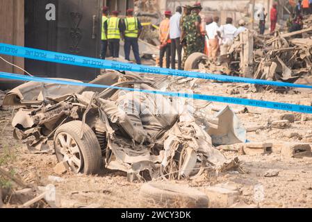 Naufrage de voiture lors d’une explosion dans le quartier de Bodija à Oyo, Nigeria, le mercredi 17 janvier 2024. Banque D'Images