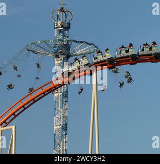 Munich, Oktoberfest Skyline : la tour Kettenflieger Bayern 97 mètres de haut une promenade balançoire pour les gens libres pour étourdir, devant une voiture de l'Olym Banque D'Images