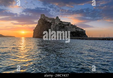 Vue au lever du soleil de l'île d'Ischia, italy.vue iconique de l'île d'Ischia : aperçu du château aragonais à l'aube à Ischia Ponte. Banque D'Images