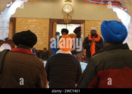 Srinagar, Inde. 17 janvier 2024. 17 janvier 2024, Srinagar Cachemire, Inde : les dévots sikhs indiens prient à Gurudwara à l'occasion de l'anniversaire de naissance du dixième Sikh Guru Shri Guru Gobind Singh, à Srinagar. Le 17 janvier 2024, Srinagar Cachemire, Inde. (Photo de Firdous Nazir/Eyepix Group) crédit : SIPA USA/Alamy Live News Banque D'Images