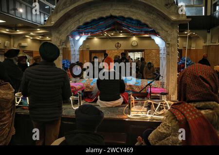 Srinagar, Inde. 17 janvier 2024. 17 janvier 2024, Srinagar Cachemire, Inde : les dévots sikhs indiens prient à Gurudwara à l'occasion de l'anniversaire de naissance du dixième Sikh Guru Shri Guru Gobind Singh, à Srinagar. Le 17 janvier 2024, Srinagar Cachemire, Inde. (Photo de Firdous Nazir/Eyepix Group) crédit : SIPA USA/Alamy Live News Banque D'Images