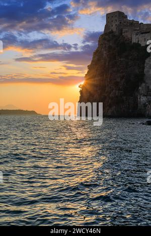 Vue au lever du soleil de l'île d'Ischia, italy.vue iconique de l'île d'Ischia : aperçu du château aragonais à l'aube à Ischia Ponte. Banque D'Images