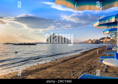 Vue emblématique d'Ischia en Italie. Plage des pêcheurs à Ischia Ponte. Banque D'Images