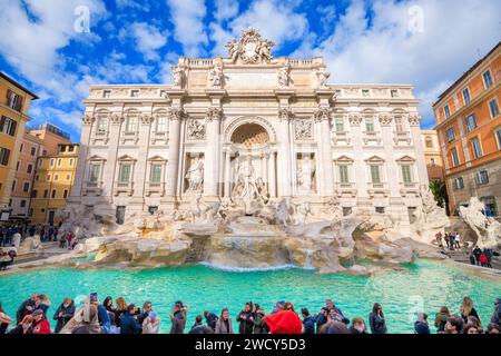 ROME, ITALIE - 7 DÉCEMBRE 2021 : les visiteurs apprécient la fontaine historique de Trevi du 18e siècle par beau jour. Banque D'Images