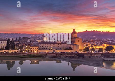 Florence, Italie avec San Frediano à Cestello sur la rivière Arno au crépuscule. Banque D'Images