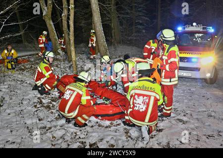 Spektakuläre Alarmübung Feuerwehr Leonberg übt Eisrettung unter Einsatzbedingungen *** Der Text wurde mit dem Kommandanten der Feuerwehr Leonberg, Wolfgang Zimmermann, abgesproven und von ihm so genehmigt *** 15.01.2024: Spektakuläre Alarmübung Feuerwehr Leonberg übt Eisrettung unter Einsatzbedingungen Die Freiwillige Feuerwehr Leonberg stellte am Abend des 15.1.2024 BEI einer spektakulären Alarmübung ihr Leistungsvermögen und die Funktionalität ihres Einsatzkonzepts Eisrettung unter Beweis. UM kurz nach 19 Uhr löste die Integrierte Leitstelle Böblingen die Funkmeldeempfänger der Abteilunge Banque D'Images