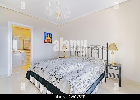 une chambre d'amis avec une salle de bains privée dans la maison de vacances méditerranéenne Banque D'Images