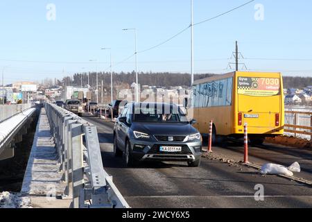 HOSTOMEL, UKRAINE - JANVIER 17, 2024 - des travaux de réparation sont en cours sur le pont de l'Hostome qui a été ruiné par l'armée ukrainienne qui a aidé à arrêter l'avance et à détruire une grande colonne de véhicules blindés russes essayant d'atteindre la capitale ukrainienne pendant la bataille de Kiev en février 2022, Hostomel, région de Kiev, nord de l'Ukraine. La circulation a été partiellement reprise le long du pont de 134 m de long sur la rivière Irpin à la périphérie d'Hostomel qui relie Bucha et Kiev. Banque D'Images