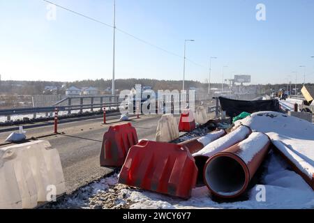 HOSTOMEL, UKRAINE - JANVIER 17, 2024 - des travaux de réparation sont en cours sur le pont de l'Hostome qui a été ruiné par l'armée ukrainienne qui a aidé à arrêter l'avance et à détruire une grande colonne de véhicules blindés russes essayant d'atteindre la capitale ukrainienne pendant la bataille de Kiev en février 2022, Hostomel, région de Kiev, nord de l'Ukraine. La circulation a été partiellement reprise le long du pont de 134 m de long sur la rivière Irpin à la périphérie d'Hostomel qui relie Bucha et Kiev. Banque D'Images