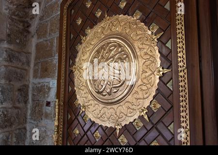 Calligraphie arabe représentant le nom du prophète Mahomet écrit sur la porte de la mosquée Mahmoudiya dans la ville de Jaffa, Israël Banque D'Images