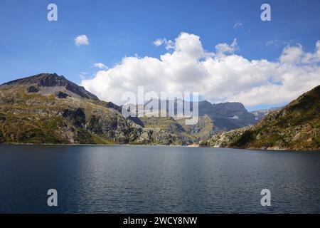 Le barrage d’Émosson est un barrage hydroélectrique de type voûte situé en Suisse dans le canton du Valais. Banque D'Images