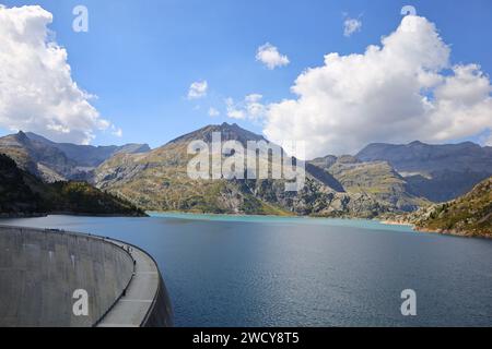 Le barrage d’Émosson est un barrage hydroélectrique de type voûte situé en Suisse dans le canton du Valais. Banque D'Images