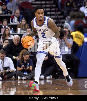 Le gardien des Pirates de Seton Hall Al-Amir Dawes (2) amène le ballon sur le terrain en première mi-temps lors d'un match de basket-ball Big East au Prudential Center à Newark, New Jersey, le mardi 16 janvier 2024. Duncan Williams/CSM Banque D'Images