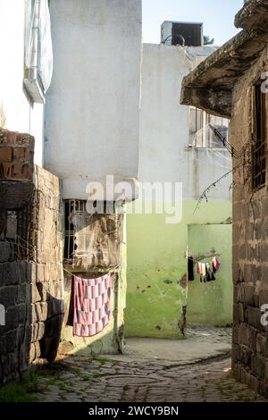 Rues étroites historiques dans la vieille ville de Diyarbakir. Vivre dans le centre historique, bâtiments à Diyarbakir Turquie Banque D'Images