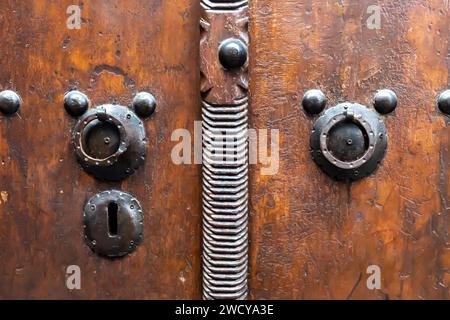Poignée de porte, heurtoir de porte en fer, poignée d'anneau en métal, Diyarbakir Turquie Banque D'Images