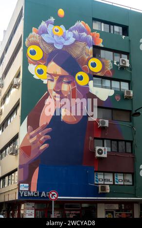 Une fresque représentant une owoman latine dans le style réalisme magique à Izmir Konak Turquie Banque D'Images