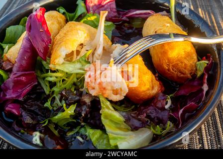 Crevettes roulées avec de la pâte râpée servies dans le restaurant Skyfire Izmir Turquie Banque D'Images