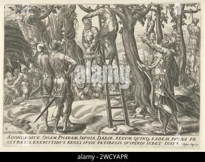 Cinq rois amoritiques pendus, Harmen Jansz Muller, d'après Gerard van Groeningen, 1579 - 1585 imprimer les cinq rois amoritiques sont pendus dans les arbres sur ordre de Josué, avec le commandant en état-major dans sa main. À gauche, la grotte dans laquelle les rois étaient emprisonnés. Au bas de la marge, une référence au texte biblique en latin. Imprimeur : Amsterdampublisher : Anvers gravure sur papier les cinq rois Amoréens sont tués soit sur ordre de Josué, soit par sa propre main, et leurs corps sont pendus comme étalage Banque D'Images