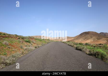 Vue sur une route dans le parc rural de Betancuria est une zone naturelle protégée espagnole située sur l'île de Fuerteventura, îles Canaries Banque D'Images