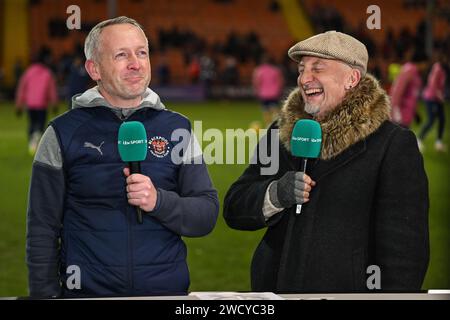 Neil Critchley Manager de Blackpool et ITV Pundit et l'ancien Manager de Blackpool Ian Holloway partagent une blague lors de l'interview pré-match avant le match de Replay du troisième tour de la coupe d'Angleterre de l'Emirates FA, Blackpool vs Nottingham Forest à Bloomfield Road, Blackpool, Royaume-Uni, le 17 janvier 2024 (photo de Craig Thomas/News Images) Banque D'Images