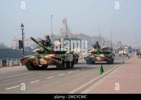 New Delhi, Inde. 17 janvier 2024. Les chars T-90 (Bhisma) participent à une répétition avant la parade du jour de la République sur le chemin Kartavya, New Delhi. L’Inde célèbre le 75e jour de la République. Crédit : SOPA Images Limited/Alamy Live News Banque D'Images