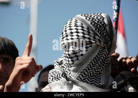 Sanaa, Sanaa, Yémen. 17 janvier 2024. Un homme yéménite porte des keffiyeh palestiniens traditionnels et chante des slogans anti-israéliens et anti-américains lors d'une manifestation de solidarité avec le peuple palestinien dans un contexte de conflit en cours entre Israël et le Hamas à Gaza. Mercredi, l'administration Biden a révélé son intention de redésigner le groupe militant houthi comme une organisation terroriste mondiale. Cette décision intervient en réponse aux actions du groupe visant à perturber le commerce mondial dans la mer Rouge, provoquant des attaques militaires contre eux au Yémen. (Image de crédit : © Osamah Yahya/ZUMA Press Wire) ÉDITORIAL Banque D'Images