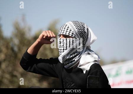 Sanaa, Sanaa, Yémen. 17 janvier 2024. Un homme yéménite porte des keffiyeh palestiniens traditionnels et chante des slogans anti-israéliens et anti-américains lors d'une manifestation de solidarité avec le peuple palestinien dans un contexte de conflit en cours entre Israël et le Hamas à Gaza. Mercredi, l'administration Biden a révélé son intention de redésigner le groupe militant houthi comme une organisation terroriste mondiale. Cette décision intervient en réponse aux actions du groupe visant à perturber le commerce mondial dans la mer Rouge, provoquant des attaques militaires contre eux au Yémen. (Image de crédit : © Osamah Yahya/ZUMA Press Wire) ÉDITORIAL Banque D'Images