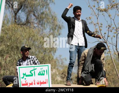 Sanaa, Sanaa, Yémen. 17 janvier 2024. Des manifestants yéménites chantent des slogans anti-israéliens et anti-américains et lors d'une manifestation de solidarité avec le peuple palestinien dans un contexte de conflit en cours entre Israël et le Hamas à Gaza. Mercredi, l'administration Biden a révélé son intention de redésigner le groupe militant houthi comme une organisation terroriste mondiale. Cette décision intervient en réponse aux actions du groupe visant à perturber le commerce mondial dans la mer Rouge, provoquant des attaques militaires contre eux au Yémen. (Image de crédit : © Osamah Yahya/ZUMA Press Wire) USAGE ÉDITORIAL SEULEMENT! Pas pour commercial Banque D'Images