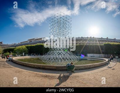 Paris, France - 09 23 2024 : vue sur le jardin du Palais Royal et le bassin central avec un échafaudage en verre réfléchissant la lumière du soleil Banque D'Images