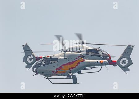 Salobreña, Granada, Espagne-17 juin : Patrulla Aspa, hélicoptère Eurocopter EC-120 Colibri prend part à une exposition sur le 13e airshow de Motril sur Juin Banque D'Images