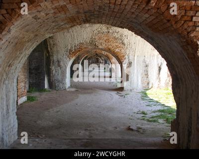 Pensacola, Floride, États-Unis - 10 août 2012 : murs de fort Pickens. Arches avec perspective. Banque D'Images