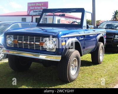 Everglades City, Floride, États-Unis - 17 mars 2013 : Vintage Ford Bronco des années 1970 garé sur l'herbe. Banque D'Images