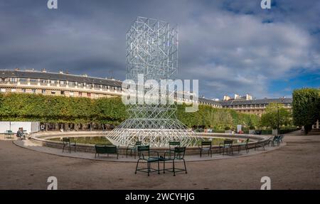 Paris, France - 09 23 2024 : vue sur le jardin du Palais Royal et le bassin central avec un échafaudage en verre réfléchissant la lumière du soleil Banque D'Images